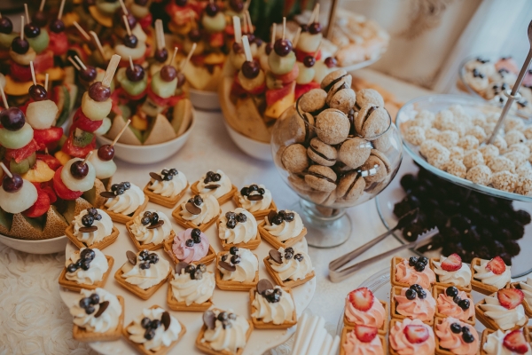 Dessertbuffet met taarten op grootmoederswijze